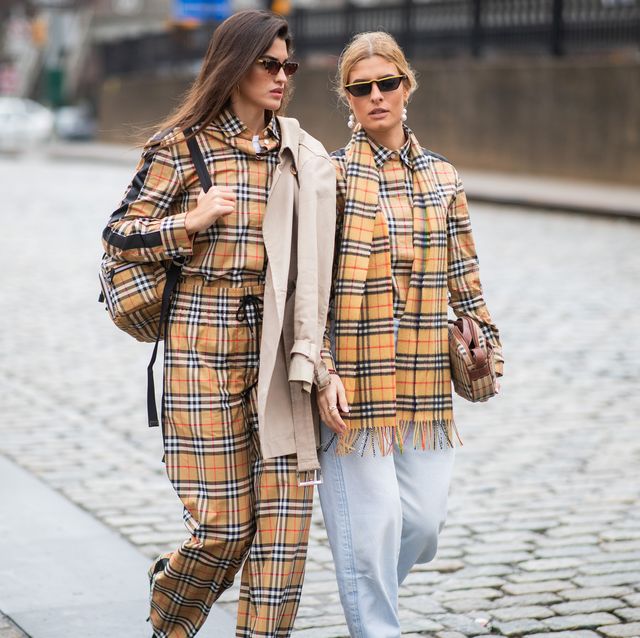 Bufandas y chubasqueros de Burberry, estilo y elegancia